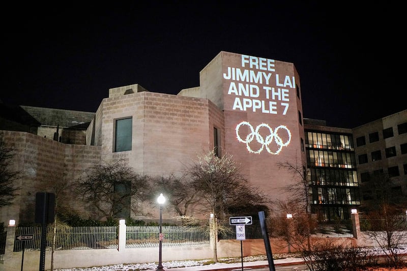 中國駐美大使館牆身亦出現「釋放黎智英及蘋果七人」的投影。(美聯社)