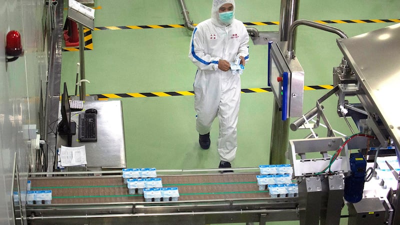 3月份采购经理指数回升至临界点以上是2月份大幅下降后的反弹,更多反映的是一半以上的调查企业复工复产情况比上月有所改善。统计局表示,这并不能代表中国经济运行已恢复正常水平。图为,一名工人在北京蒙牛乳品厂监控生产线。(美联社)