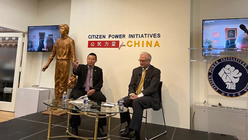 1月7日，旅美法学家程干远英文新书《中共统战部揭秘》在华盛顿人权组织“公民力量”会议室举行首发式。“公民力量”主席杨建利（左）和智库2049计划研究所执行主任石明楷（Mark Stokes）在会议上发言。（记者王允摄影）