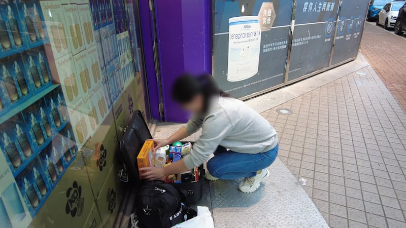 大型連鎖藥店門外,不時見到有篋客收拾行李。(衛斯攝)