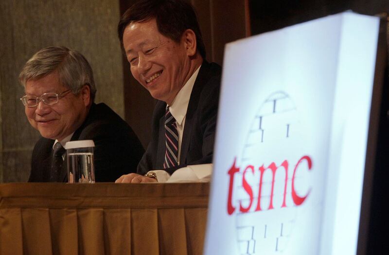 资料图片:台积电总裁魏哲家(左)和台积电董事长刘德音参加台北的投资会上。(路透社)