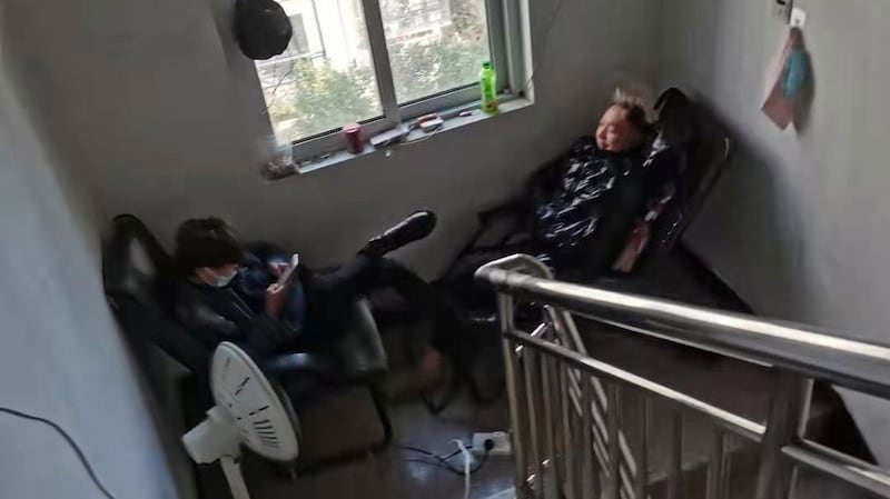 江苏泰兴嘉福国际城访民黄兰珠的家门口,当局已经上岗。(志愿者提供/记者乔龙)