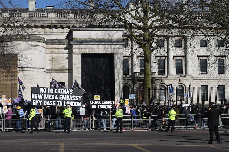 數以千計示威者再在倫敦前皇家鑄幣廠外集結,反對中國駐英「超級大使館」規劃。警方今次嚴陣以待,以大量鐵欄劃出示威區。