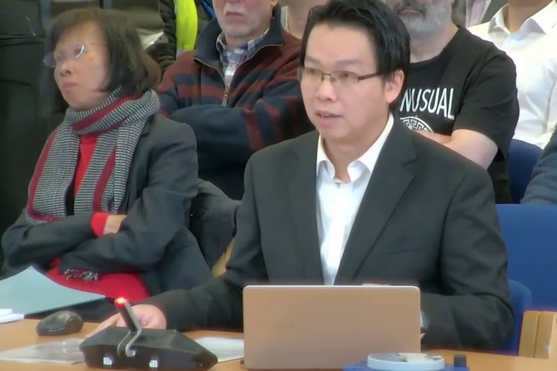 前香港區議員、現英國禾京咸地方議員吳兆康(右)發言反對規劃,並邀請規劃檢察官施雅臣3月15日到示威現場視察,不過被施雅臣以「需要保持中立」為由拒絕。