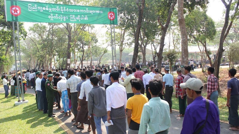 စစ်မှုထမ်းရန် မဲပေါက်ထားသူများ နေပြည်တော် လေ့ကျင့်ရေးသင်တန်းကျောင်းသို့ ၂၀၂၄ ခုနှစ်၊ မတ်လ ၂၉ ရက်နေ့က ရောက်ရှိလာကြစဉ်။ (Photo: Telegram/Pyi Thu Sitt)