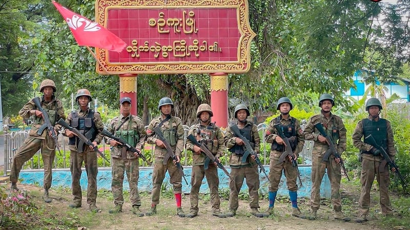 ပြည်သူ့ကာကွယ်ရေးတပ်မတော်-မန္တလေး (MDY-PDF) တပ်ဖွဲ့ဝင်များအား ၂၀၂၄ ခုနှစ်၊ ဇူလိုင်လ ၂၀ ရက်နေ့က တွေ့ရစဉ်။ (ဓာတ်ပုံ - ပြည်သူ့ကာကွယ်ရေးတပ်မတော် - မန္တလေး)