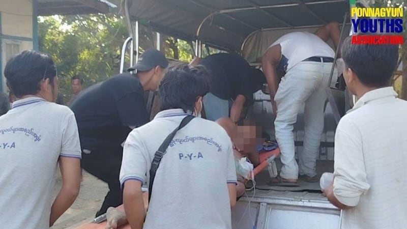 ပုဏ္ဏားကျွန်းမြို့နယ်၊ ယိုးတရုပ်ရွာ လေကြောင်းဗုံးကြဲခံရမှုကြောင့် ထိခိုက်ဒဏ်ရာရသူများကို ပုဏ္ဏားကျွန်း လူငယ်များအစည်းအရုံး (PYA) မှ ဆေးရုံသို့ ပို့ဆောင်ရန် ပြင်ဆင်နေသည်ကို ၂၀၂၄ ခုနှစ်၊ ဒီဇင်ဘာ ၃၁ ရက်နေ့က တွေ့ရစဥ်။ (Photo: Facebook/Ponnagyun Youths Association - PYA)