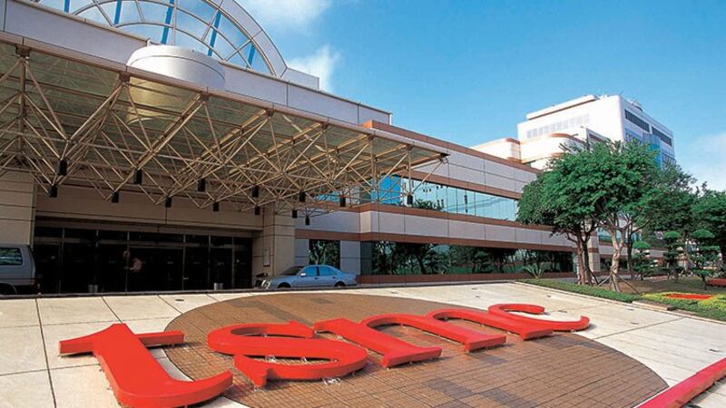 台湾南部科学园区厂商访客及承包商移至户外洽公。(南科园区管理局提供)